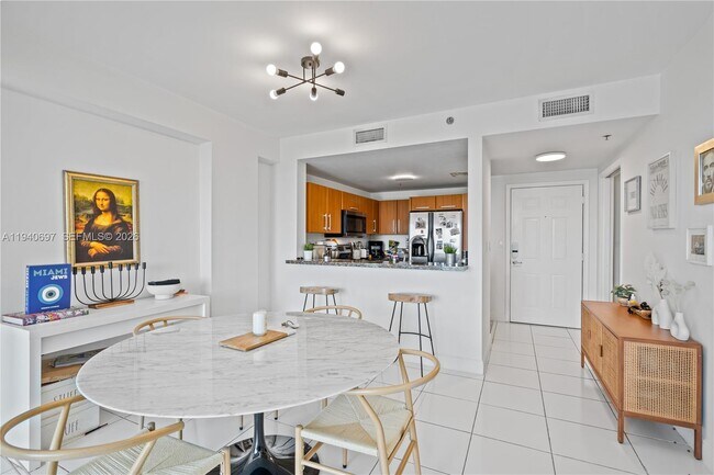 Foto del edificio - 6362 Collins Ave