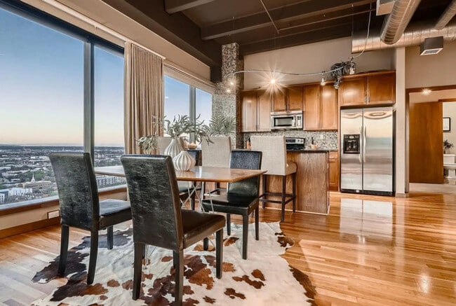 Foto del edificio - 100 Park Ave W