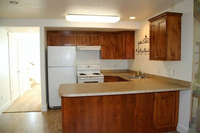 Building Photo - Spacious Townhome on Quiet Street