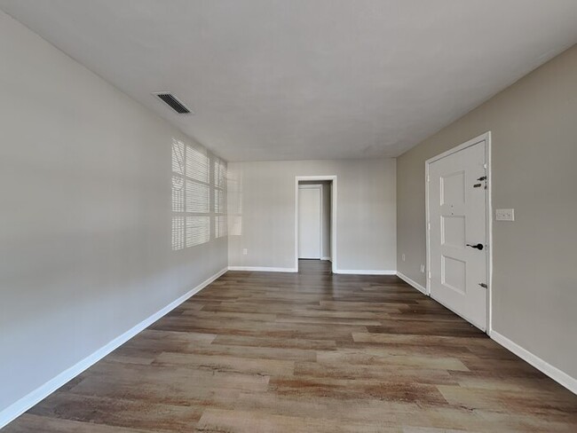 Foto del edificio - 1627 N Powers Dr