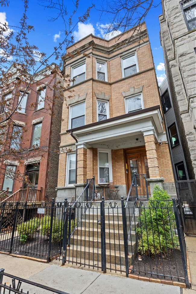 Building Photo - 915 W Newport Ave