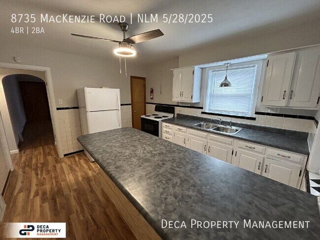 Foto del edificio - 8735 MacKenzie Rd