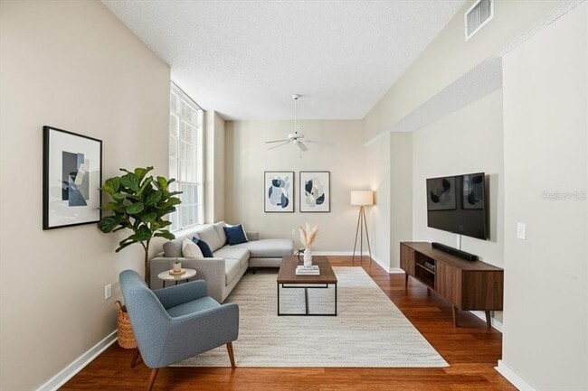 Building Photo - 701 Mirror Lake Dr N