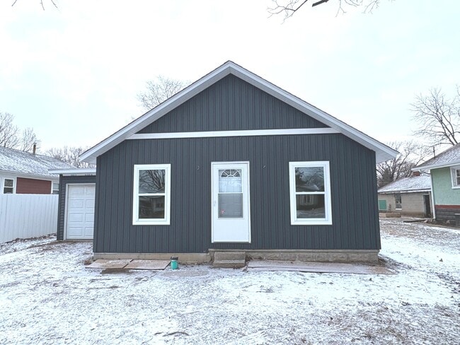 Building Photo - 728 S Broadway St