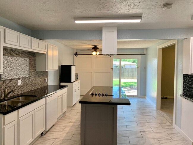 Building Photo - Delightful Two Bedroom near Maxey Park Pre...