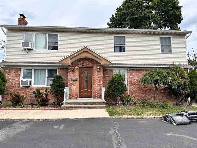 Building Photo - 133 Railroad Ave
