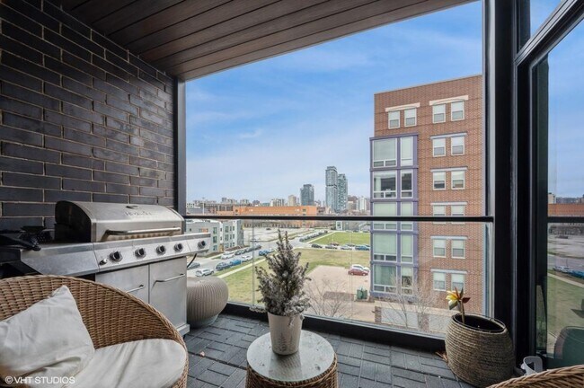 Foto del edificio - 3 bedroom in Chicago IL 60610