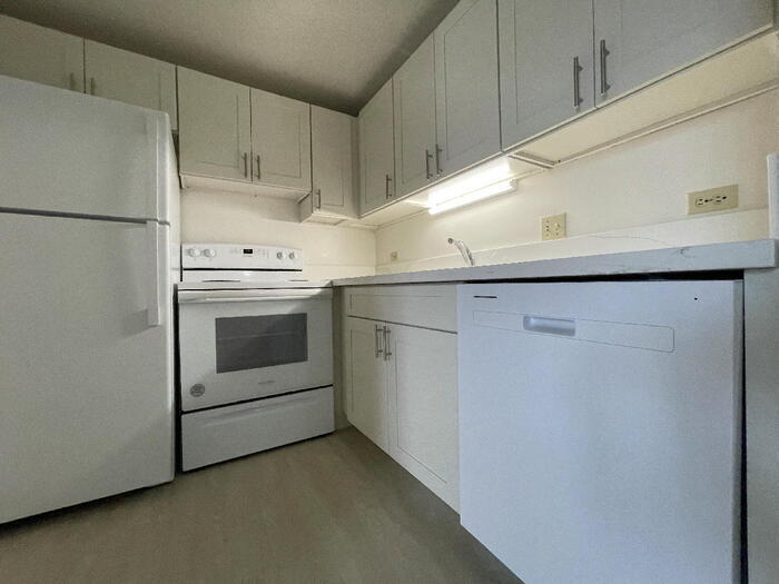 Primary Photo - Sunset Lakeview 3/2/1 bldg B, sec, W/D, po...