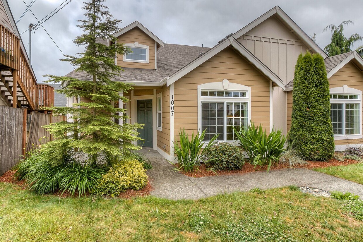 Primary Photo - Bright & Spacious Home in the Heart of Burien!