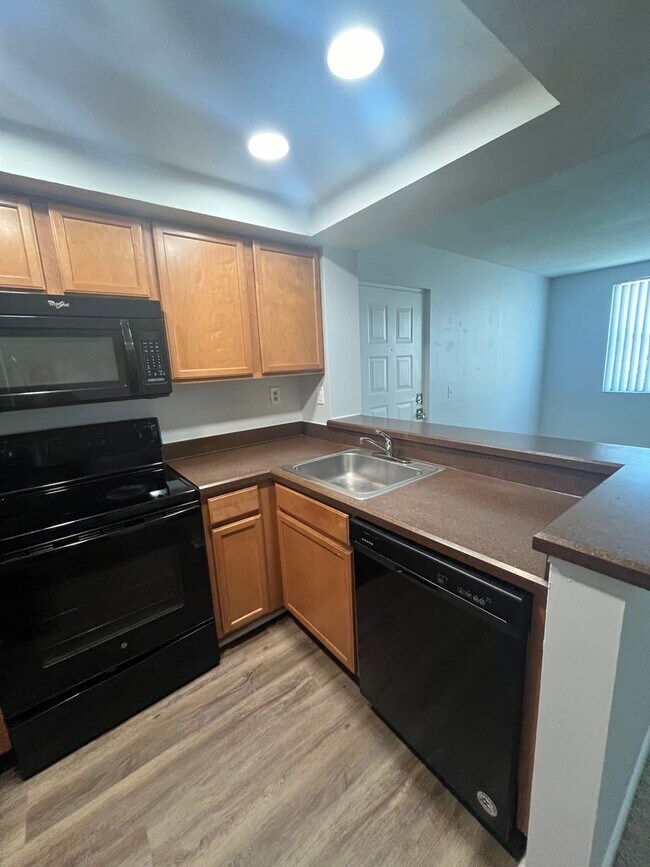 Foto del edificio - ONE BEDROOM ONE BATHROOM! WATERFRONT COMMUNITY!