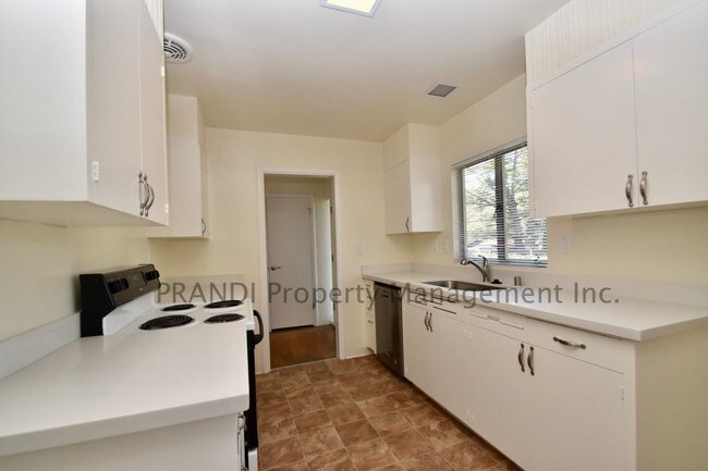 Building Photo - 110 Van Tassel Ct