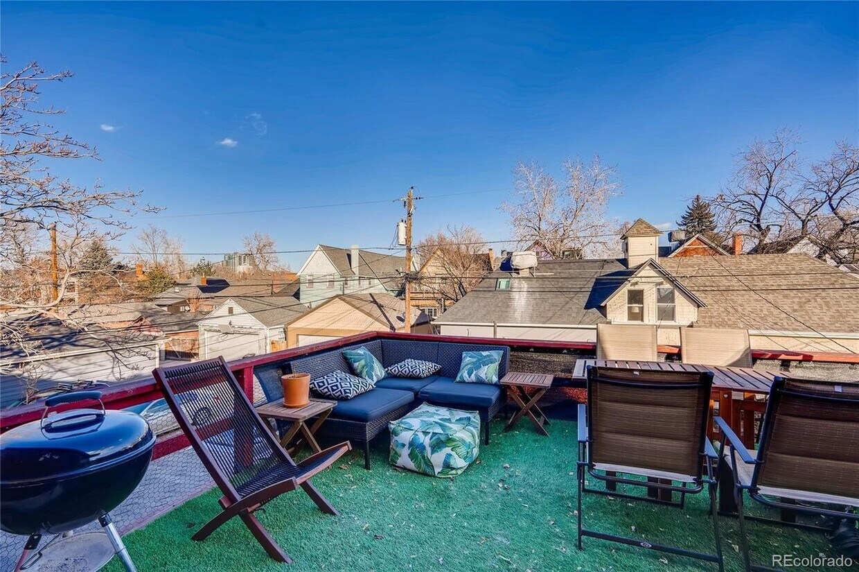 Wood deck (turf removed, better photo coming) - 550 S Lincoln St