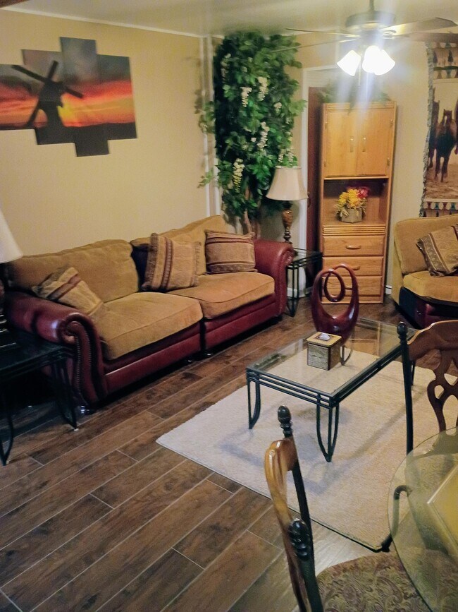 Building Photo - 5070 Fenwood Dr