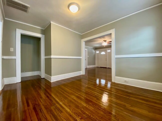Building Photo - Villa Heights-Belmont Area 2 or 3 bed, 2 b...