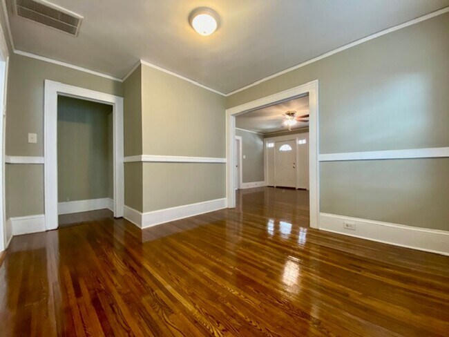 Foto del edificio - Villa Heights-Belmont Area 2 or 3 bed, 2 b...