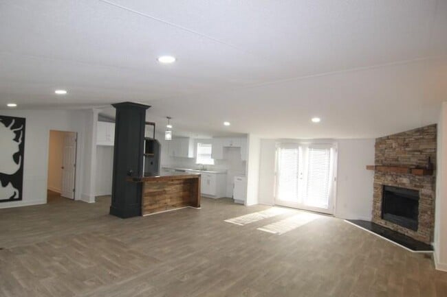 Foto del edificio - 2232 Dawson Forest Rd E