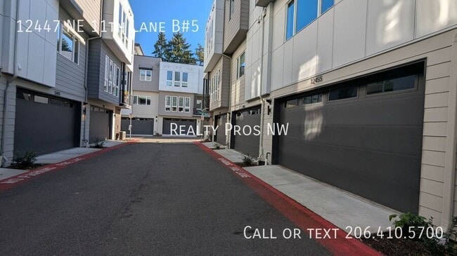 Building Photo - 12447 NE 11th Ln