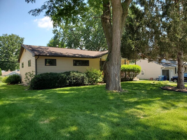 Building Photo - FOR RENT- Crestline Ave- Gorgeous Home in ...