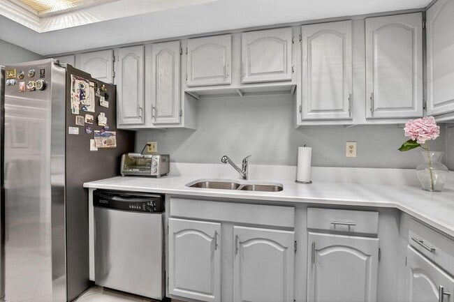 Building Photo - 7738 Lakeside Blvd