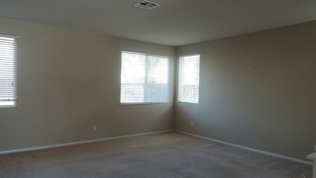 Building Photo - 5 BR 3 BR Hemet Home with Loft