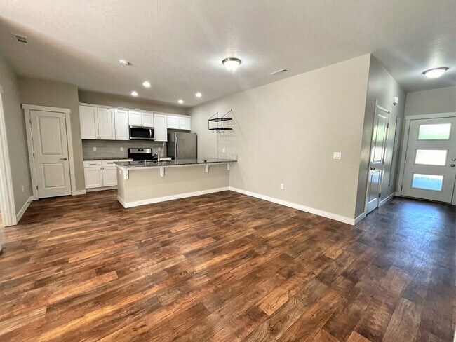 Building Photo - 2 Story Townhouse with Washer/Dryer, Fence...