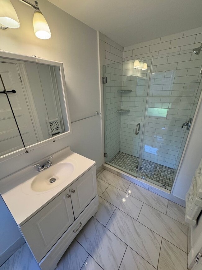 Building Photo - Avl 6/1 - Porter Sq 3.5BR, hot water inc, updated kitchen!
