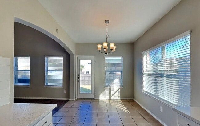 Foto del edificio - Elegant Simplicity in This Beautiful 4-Bedroom Residence