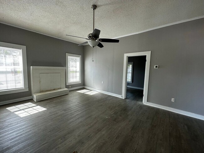 Foto del edificio - 213 E Main St