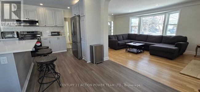 Building Photo - 3195 Riverside Dr.