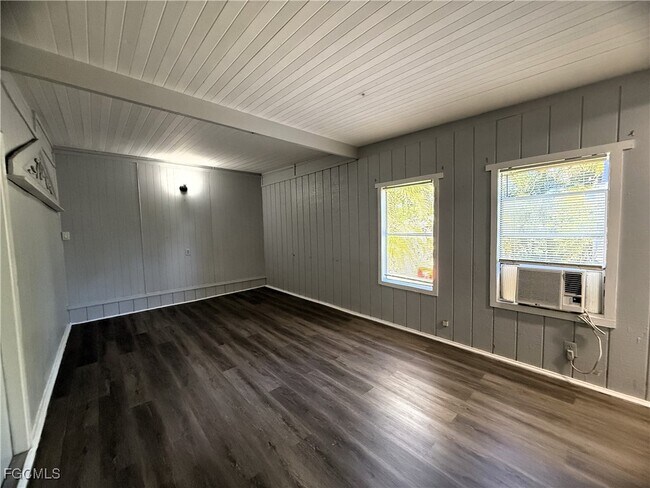 Foto del edificio - 8239 Suncoast Dr