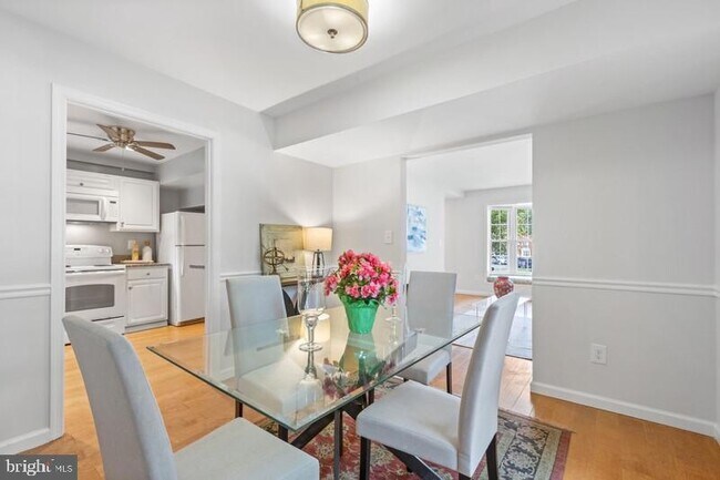 Foto del edificio - 4882 Chevy Chase Dr