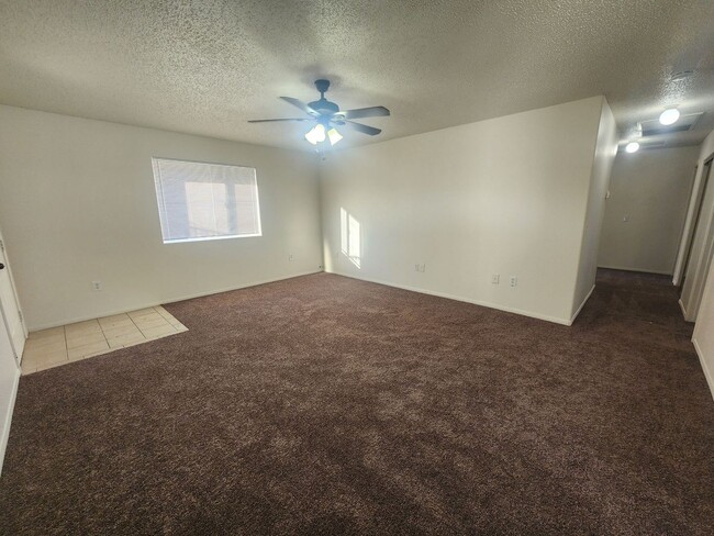 Building Photo - Spacious 3 Bedroom 2 Bathroom available now!