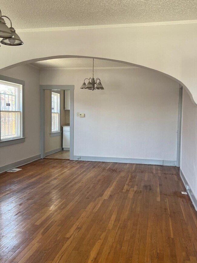 Building Photo - 2115 Yandell Dr