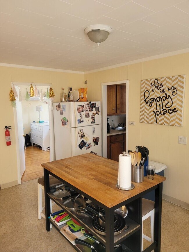 Building Photo - Private Deck, Laundry, Eat-in Kitchen