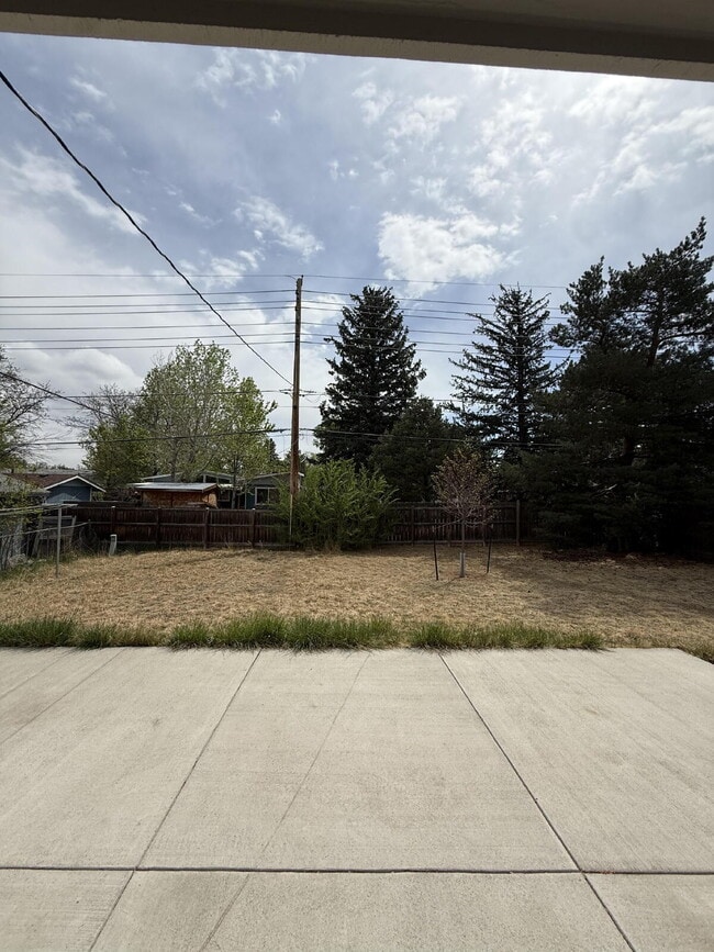 Building Photo - Cute 3 Bed with large fenced yard and garage! Great location in Boulder!