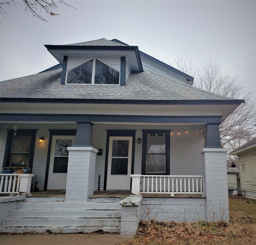 Primary Photo - 144-146 S Green