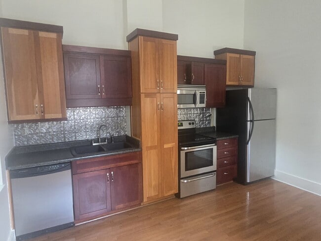 Building Photo - "2-Bed Condo with Gleaming Hardwood Floors...