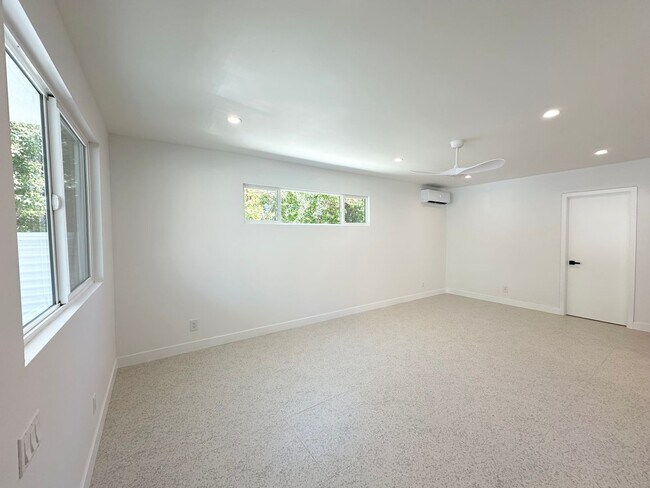 Foto del edificio - AVAILABLE NOW! Stunning Remodeled Studio 1...