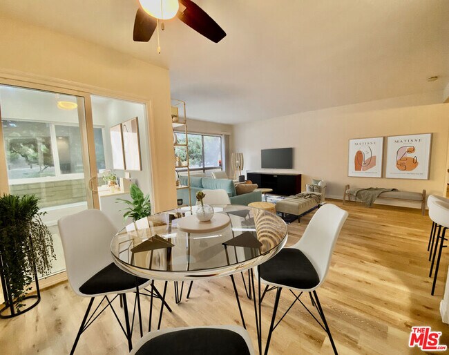 Foto del edificio - 5625 Green Valley Cir