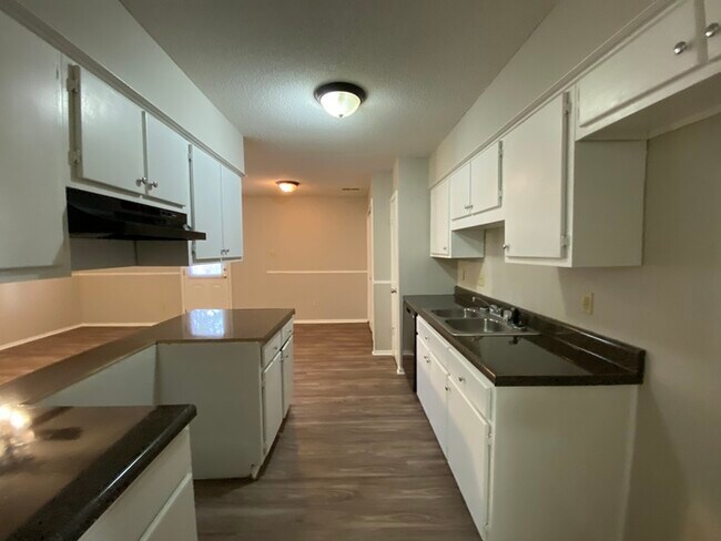 Foto del edificio - 4876 Summitridge Dr