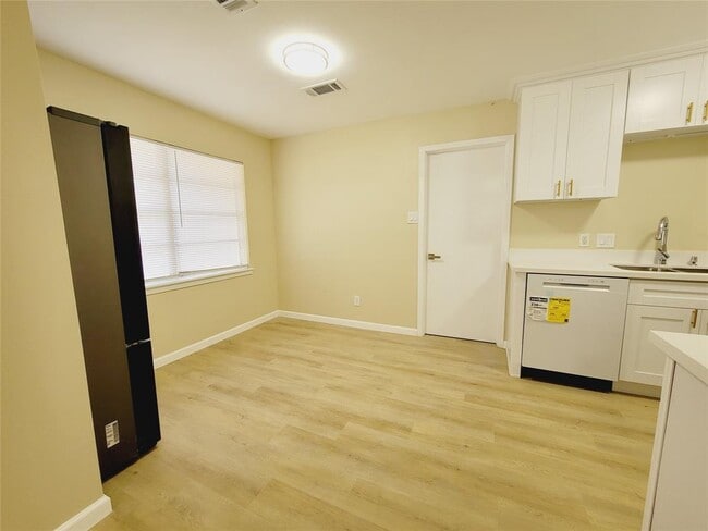 Building Photo - 4910 Mayflower St