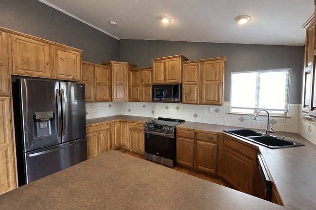 Foto del edificio - Spacious 5-Bedroom Home with Finished Basement and 3-Car Garage in Wellington