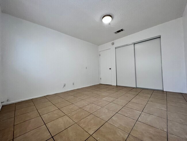 Building Photo - 13901 Caliente Dr