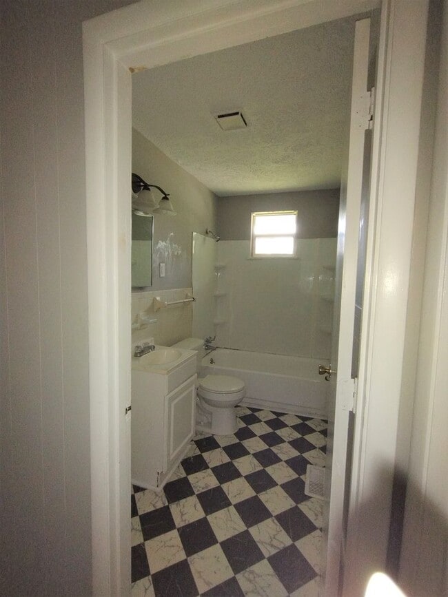Building Photo - 556 Small St