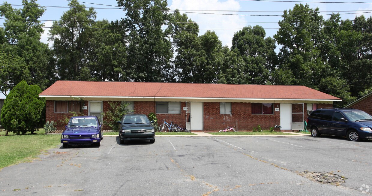 Building Photo - 504-506 Lake Dr