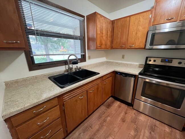 Building Photo - Easy commute to Downtown, West - 3 bedroom, 1.5 bath duplex with yard, garage