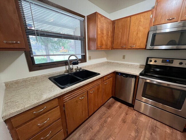 Foto del edificio - Easy commute to Downtown, West - 3 bedroom, 1.5 bath duplex with yard, garage