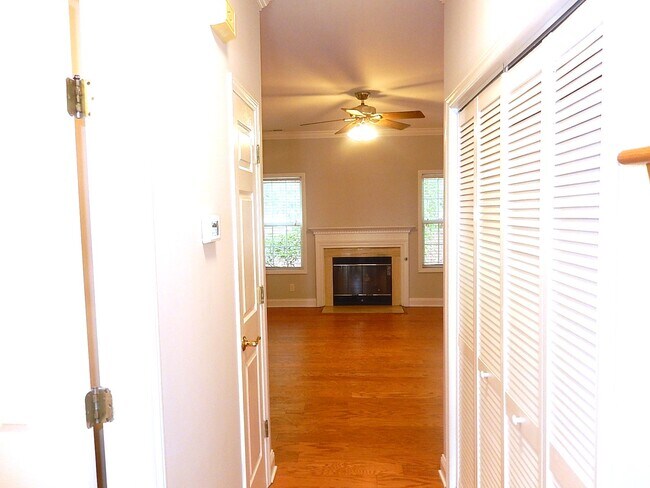 Foto del edificio - 211 Bridgepath Dr