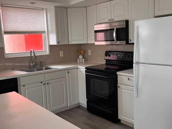 Building Photo - 1301 NE Miami Gardens Dr