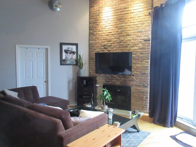 Foto del edificio - 1625 N Western Ave